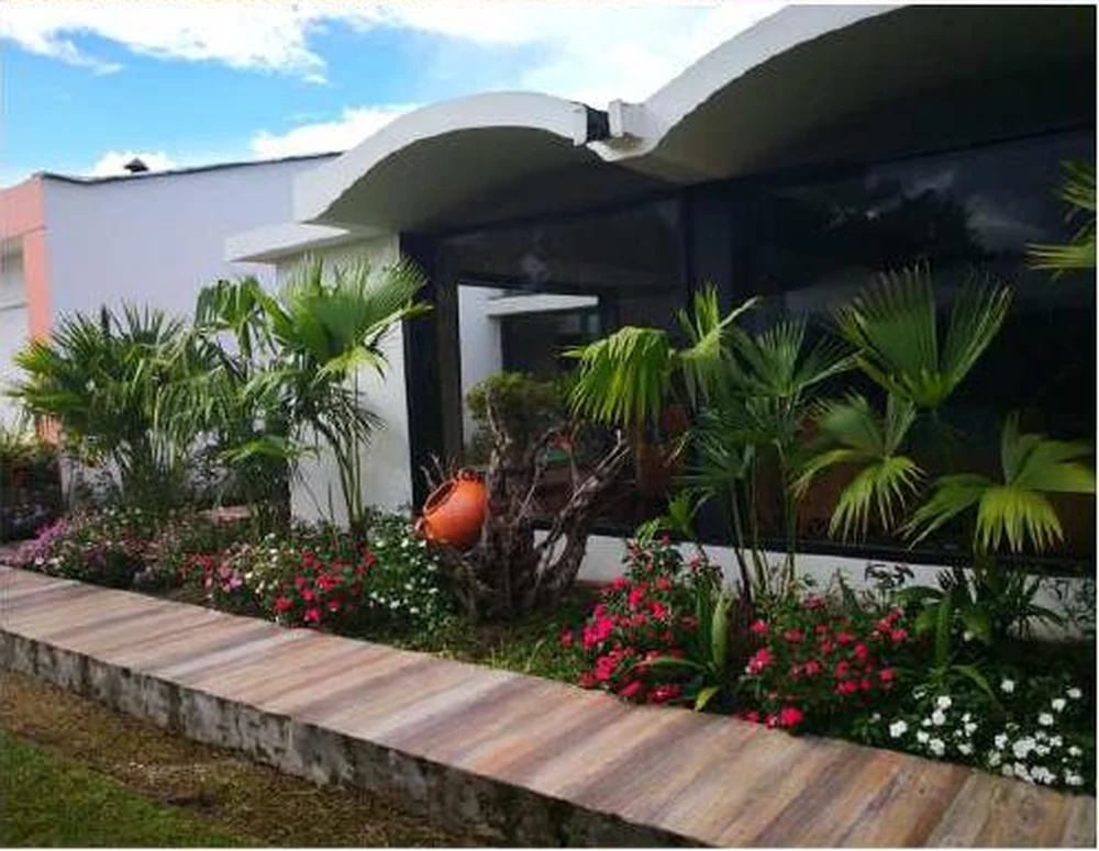 Jardines y fachada del Hotel Yalconia